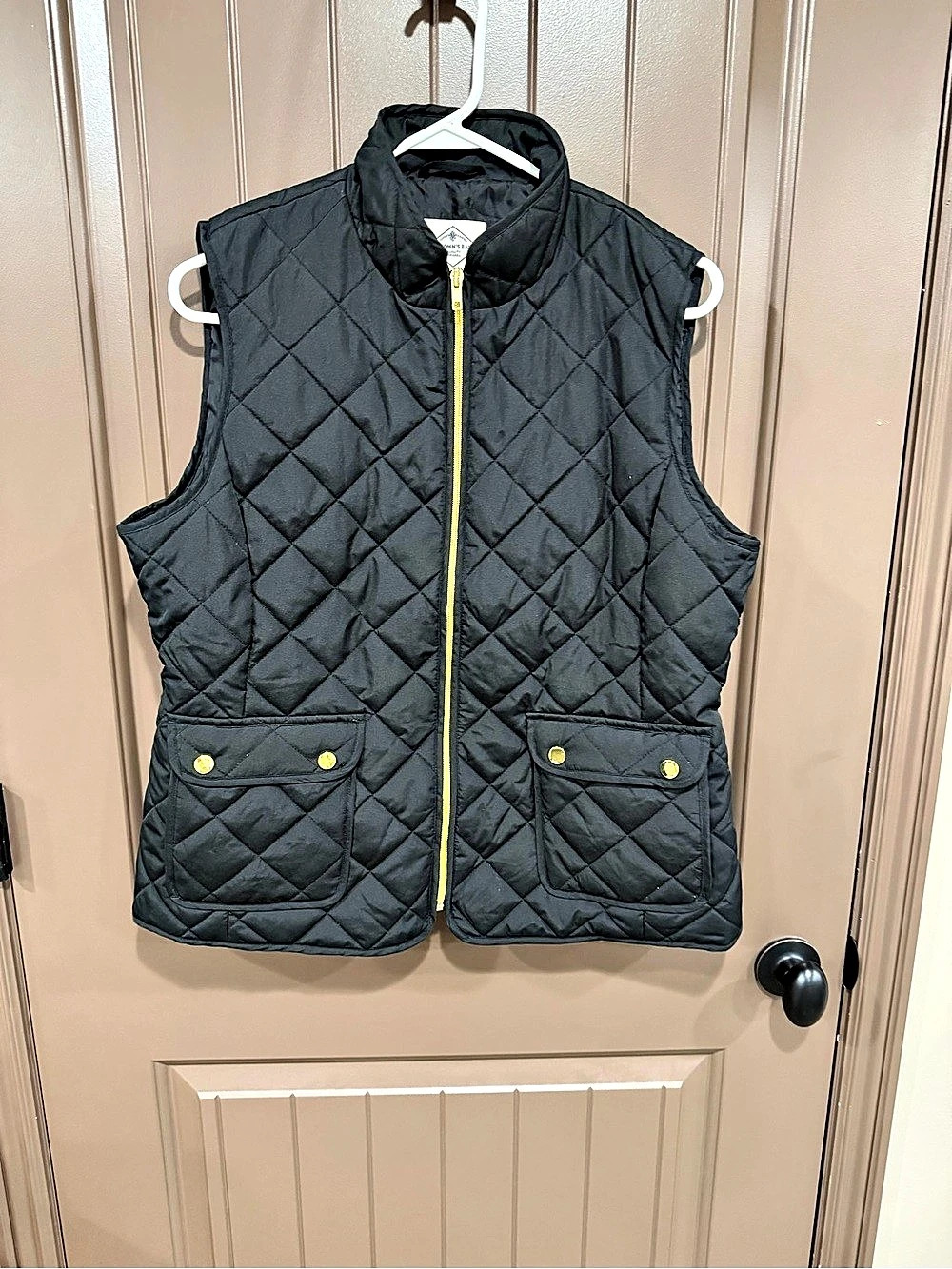 St. John's Bay Quilted Vest in Black Large Like New